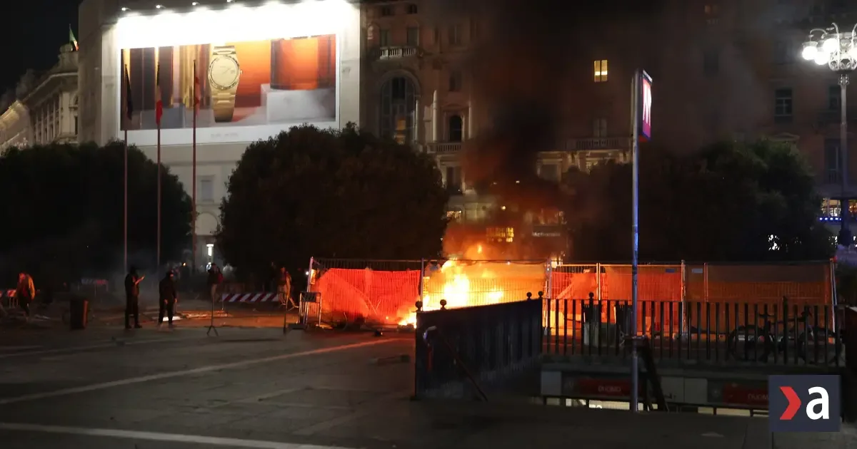 V Miláne protestujúci hádzali kamene na políciu, stanicu metra Duomo zatvorili