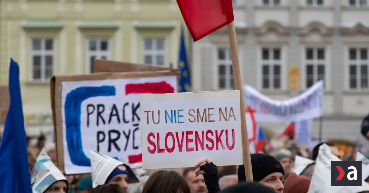 V Prahe tisíce ľudí protestovali proti zrušeniu koncesionárskych poplatkov 2 V Prahe tisíce ľudí protestovali proti zrušeniu koncesionárskych poplatkov