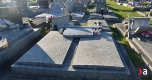 Vandali vo Vrútkach poškodili približne 40 hrobov