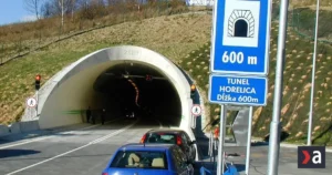 Vážna nehoda pred tunelom Horelica: Cesta I/11 v Čadci je úplne neprejazdná