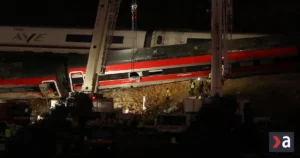 Vlak v Španielsku sa pred nehodou rútil rýchlosťou najmenej 160 km/h, obetí už 69