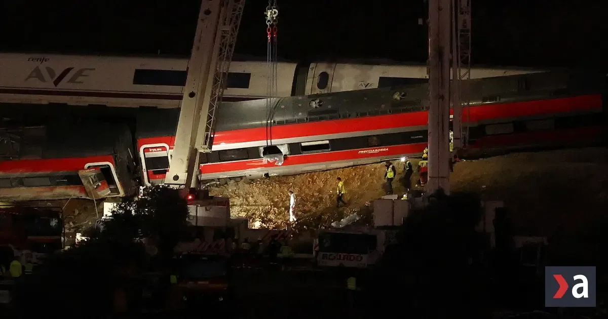 Vlak v Španielsku sa pred nehodou rútil rýchlosťou najmenej 160 km/h, obetí už 69 2 Vlak v Španielsku sa pred nehodou rútil rýchlosťou najmenej 160 km/h, obetí už 69