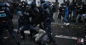 Vo Francúzsku protestovali státisíce ľudí, došlo aj k zrážkam s políciou