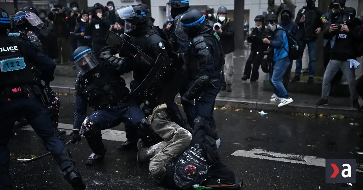 Vo Francúzsku protestovali státisíce ľudí, došlo aj k zrážkam s políciou 3 Vo Francúzsku protestovali státisíce ľudí, došlo aj k zrážkam s políciou