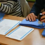 Voľby 2026: Volebné miestnosti sa čoskoro zatvoria, prvé výsledky na ceste