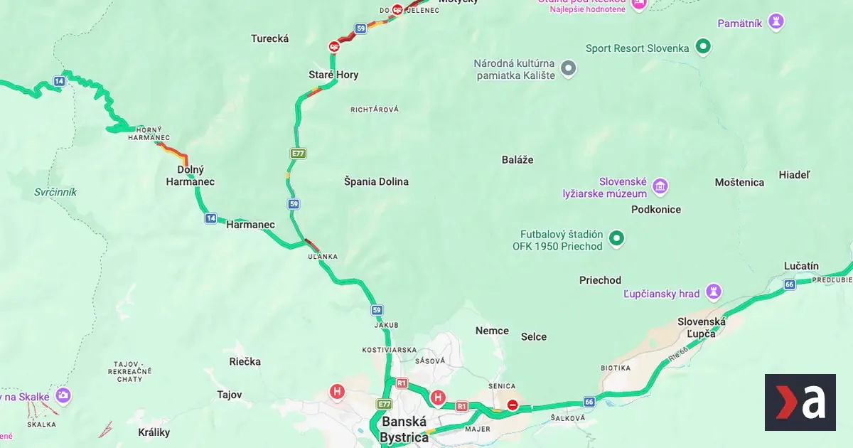 Zrážka kamiónov a auta zablokovala cestu pod Donovalmi 3 Zrážka kamiónov a auta zablokovala cestu pod Donovalmi